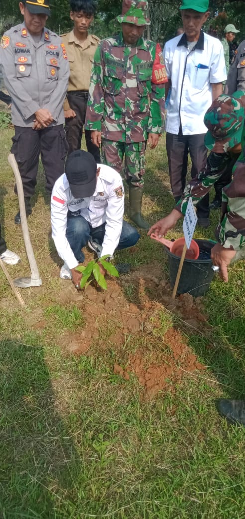 Penanaman Pohon Keras dan Vetiver dalam Rangka Pencegahan Longsor dan Banjir oleh Camat Trimurjo dan Kodim 0411/Metro di Kelurahan Trimurjo (30/05/2024)